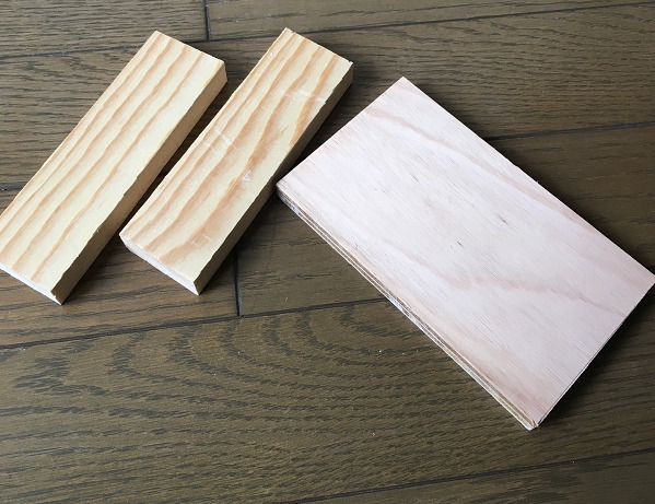 ベニヤ板と木片